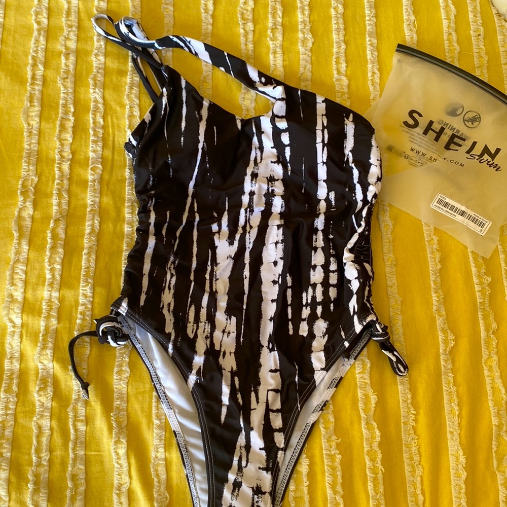 Trendy One Shoulder Crossover Bathing Suit ☀️ NWT